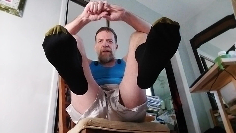 Hairyartist: Trenér dává goldtoe footjobs