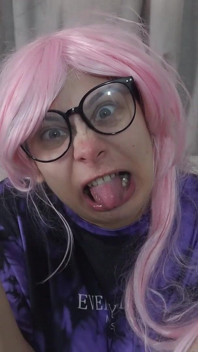 Meine stiefschwester macht alberne gesichter und ahegao-gesichter