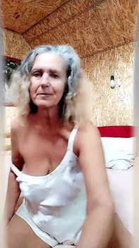 온라인에서 유쾌하게 채팅하는 핫한 주부 Lukerya