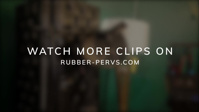 Rubber pervs: Gioco pony in gomma: la pulatrice viene montata e munta...