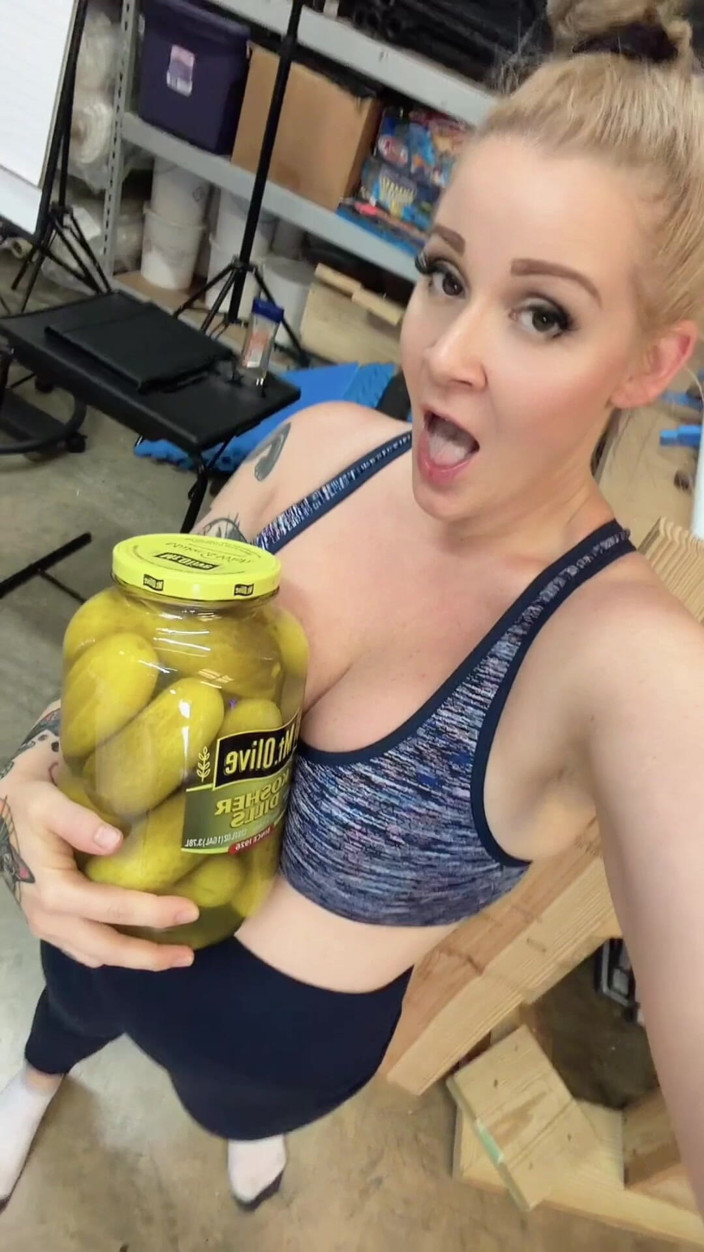 Miss Whitney Morgan: Bts sobota