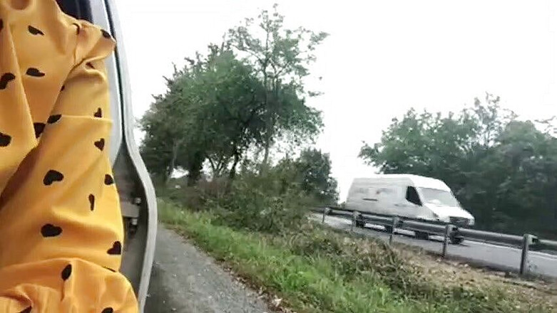 Loola et jim: Ukazuji prsa na kraj silnice