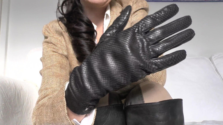 Lady Victoria Valente: Sarung tangan kulit berderit membuat anda merangkap, Lady Victoria Valente