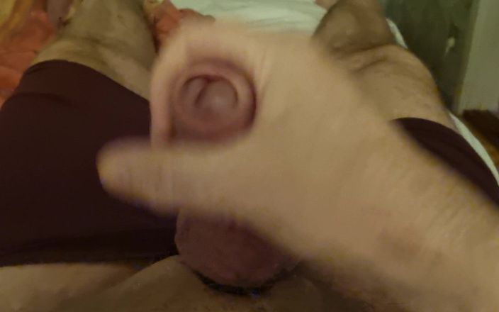 Pellefnatt: Mon ami se couche sur son lit en branlant sa...