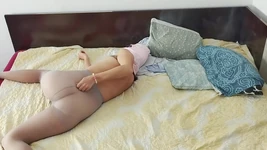 Любительська пара має чуттєвий масляний масаж. Волохата пизда дружини, велика дупа, волохата латиноамериканська пизда з великими цицьками приміряє одяг у ліжку