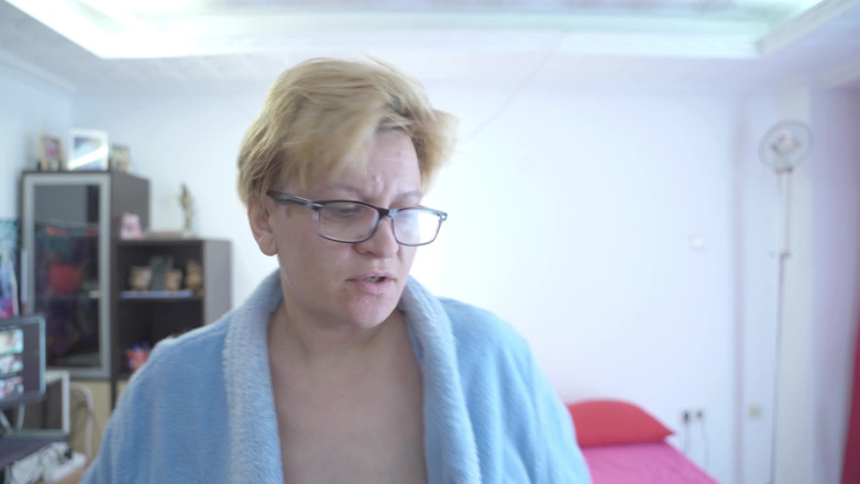 Julius_Dwayne: Pembantu rumah membasuh seluar dalam mengintip lantai