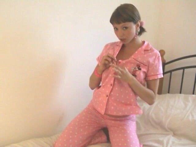 Wet Moments: Super Hot Young Brunette Takes Her Pijama off