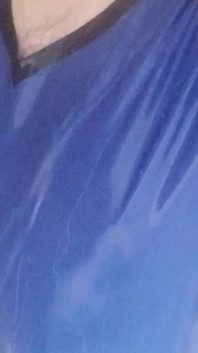 Latexjunge in Blauer Schwarzer Latex-badebekleidung Unter Der Dusche