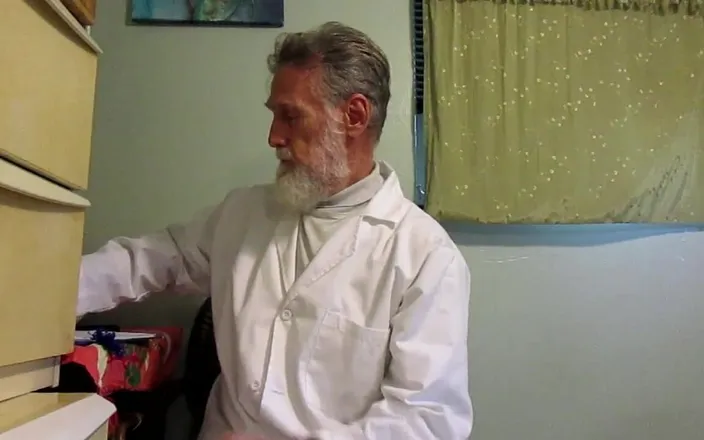 Mr hairy gardener: Yum, Yum, Eat 'em up Scientist Video Part 1