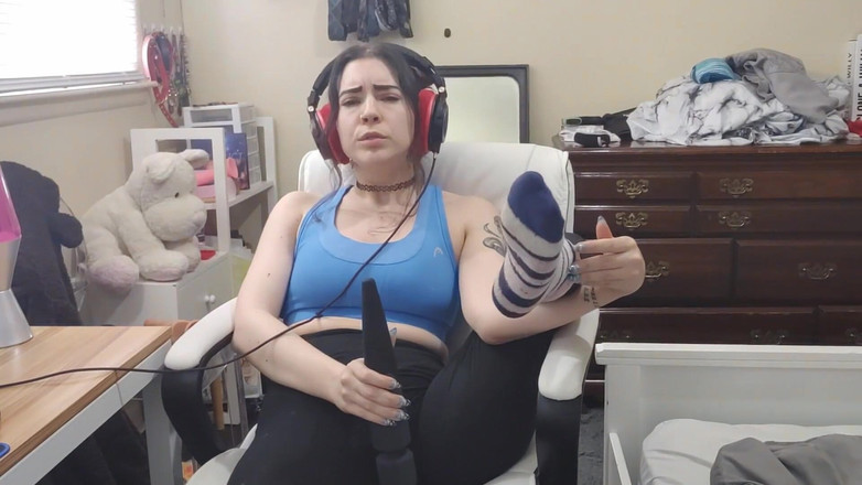 lilredvelvettt: Кончаю под музыку в наушниках