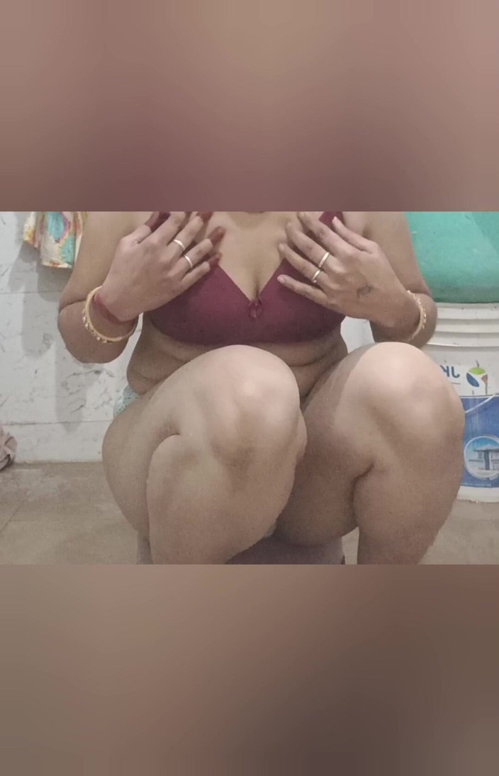 Priyahot77: Priya Bhabi Sexy Painty Show