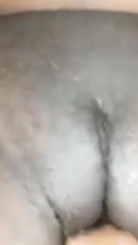 Une grosse bite noire me caresse le clito en suçant sa bite bien dure