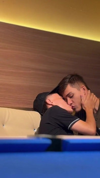 Meu amigo da faculdade, Twink, me pede para ensinar a jogar sinuca e a recompensa dele é um final difícil com creampie