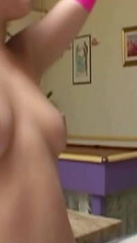 La sexy teen bionda con la figa pelosa viene scopata in cucina