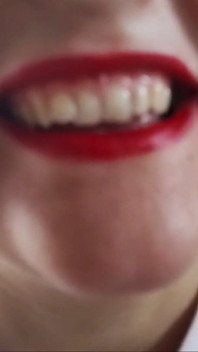 Reuzvrouw Red Lips heeft honger naar je pov