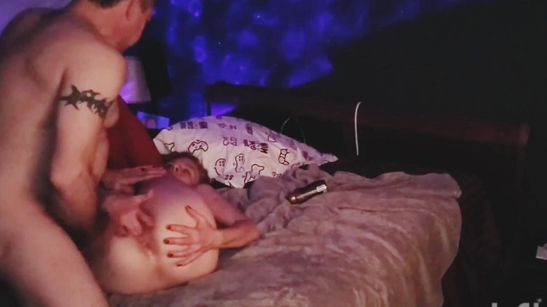 Bombstick and Trouble: Seksi orta yaşlı seksi kadın arkadan sert sikiliyor