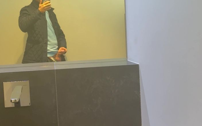 GayDuplo: Masturbándose en el baño del cine