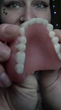 Prohlídka úst GothBunnyho