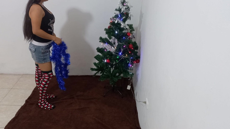 Martin13: Pomul meu de Crăciun mă urmărește masturbându-mă pe podea