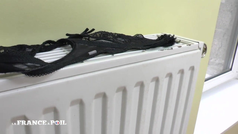 French Gonzo: いたずらっぽい小さな胸のブルネットがルームメイトに尻を詰められ、射精される