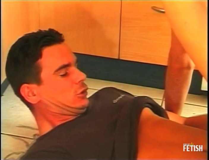 Gay Diaries: Tesão gay recebe cu apertado fodido duro na cozinha por...