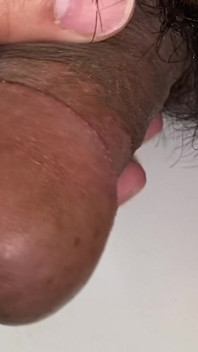 見知らぬ人に助けられて世話をされ、墓に落ち、裸にされ、年上の男に犯された、たった一晩で