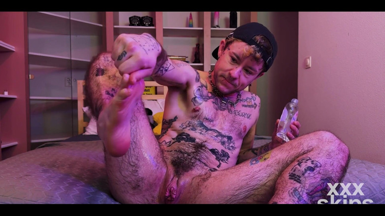 Xxx skips: Wytatuowany Ftm Xxxskips obejmuje się olejem, pociera gołe stopy, bawi...