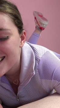 Katie Kinz लोगान के लंड पर लेट जाती है
