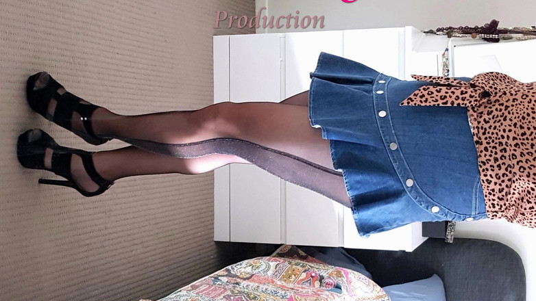 Dani Leg: Dany 腿在尼龙裤上射精在镜子上