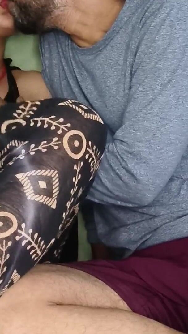 Saraswati: Une fille super sexy de 19 ans suce une belle