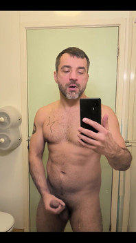 Una paja en el baño