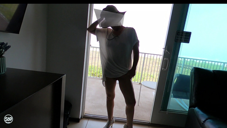 Silvercouple69: Zonnen op het balkon in duidelijk zicht op iedereen die...