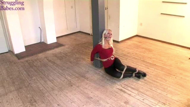 Submissed: Natalie被绑在极地被裂开