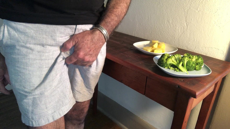 OhTrevor: Ohtrevor mangia per un carico di sperma più grande.