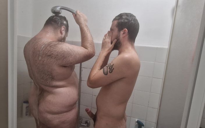 Bear Throuple: Ling fundul bărbatului gras păros și ejaculez pe pieptul lui