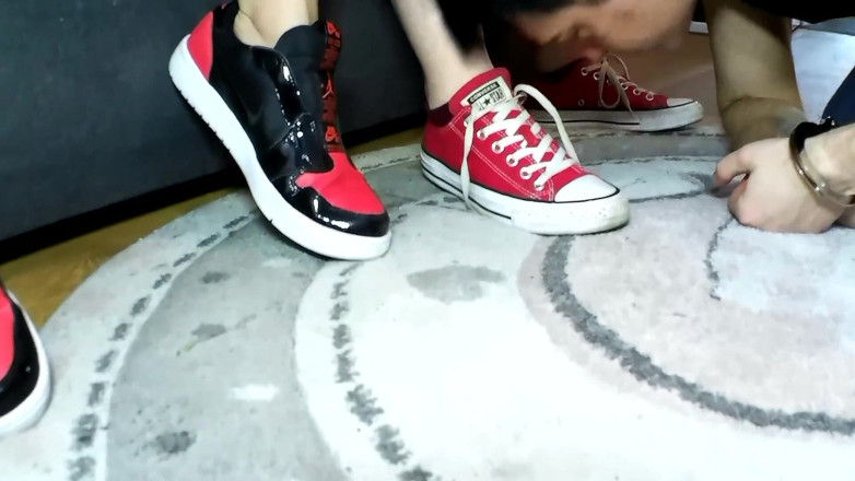 Femdom Austria: Il pulitore di scarpe della ragazza troia!