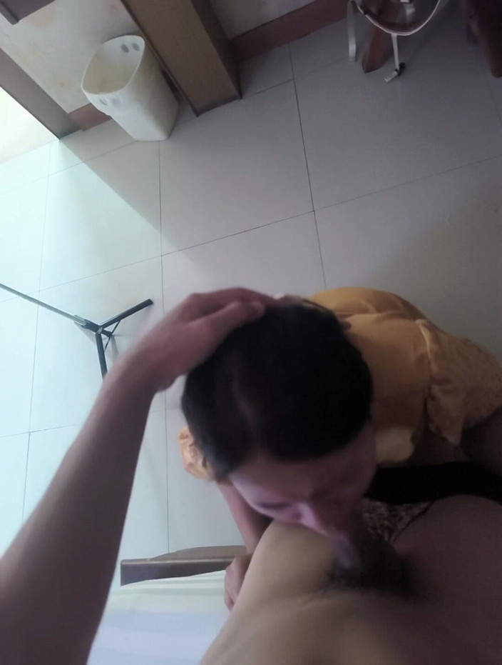 Daralux: 穿着黄色泰国礼服的泰国老师