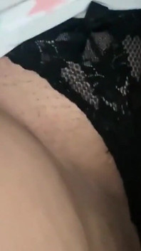 Hij tilt de pyjama van zijn stiefmoeder op en speelt met haar dikke vaginale lippen
