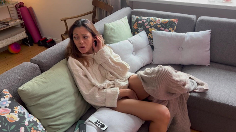 LoveAndRopes: Heiße MILF Wurde Geil Und Bat, Auf Dem Sofa Gefickt...