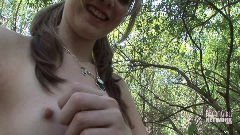 Dream Girls: Uciekana nastolatka robi się naga w parku