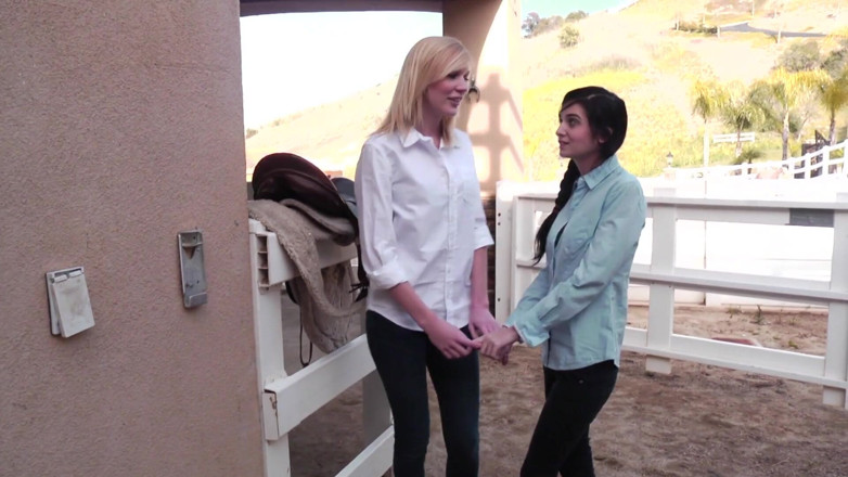Girl on Girl: İki güzel genç kız ahırda