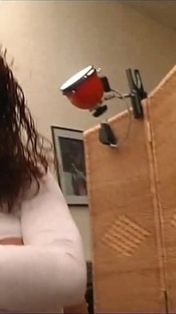 O mamă sexy frumoasă în lenjerie intimă sexy cu țâțe frumoase își atinge pizda umedă