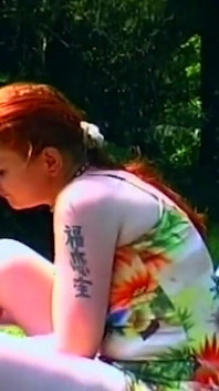 Cô bé tóc đỏ bú cu đau nhói ngoài trời và ngón tay nhỏ giọt âm hộ