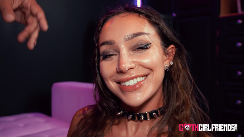 Goth Girlfriends: Gotică Sisi Rose adoră să fie dură și să primească ejaculări...