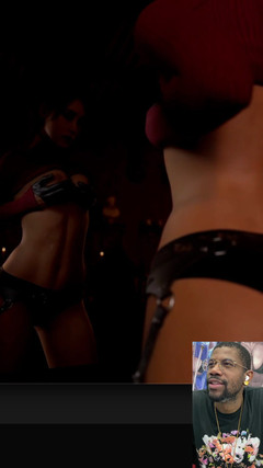 Good news media: Ada mira sus pequeñas tetas asiáticas delante de un espejo