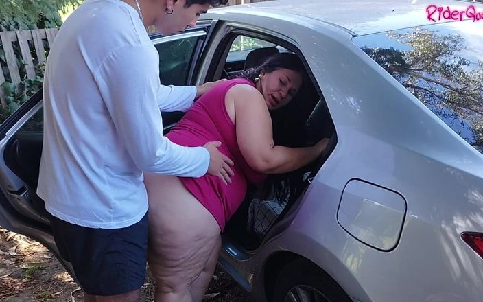 Mommy's fantasies: 摸屁股 - 胖熟女在车里被她继子的年轻客人干