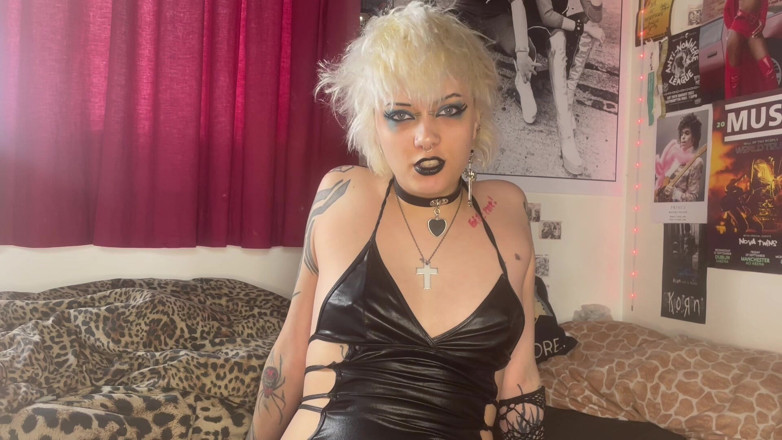 Glitterqueen1999: Stiefzus bijt je kleine pik af en beft het penectomie