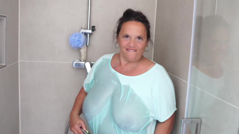 CurvyMature: Madura morena com peitos enormes fica fumegante no chuveiro