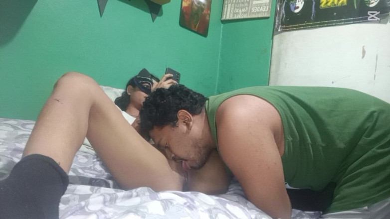 Sofixxx: Succhiare la figa del mio amico mentre sono al telefono...