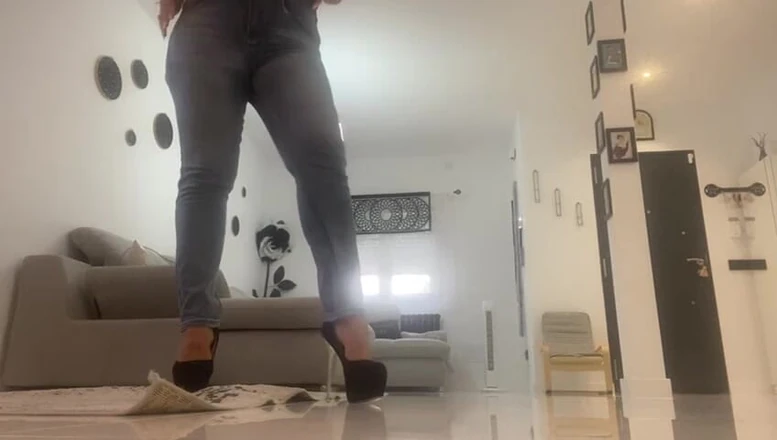 fartingclub01: Kasut tumit tinggi dan kentut besar dalam seluar jeans